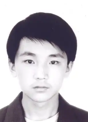 帮我把这个黑白的2寸照片p成彩色的谢谢啦我邮箱276451827@qq.