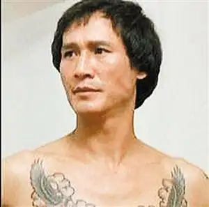 揭打星陈惠敏从狱警变黑社会妻子曾为其顶罪