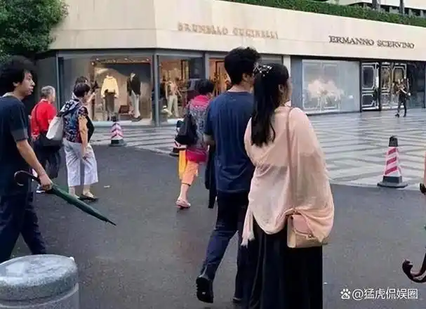 李健开演唱会妻子罕现身,下楼梯紧牵手,孟小蓓半年胖30斤变圆润