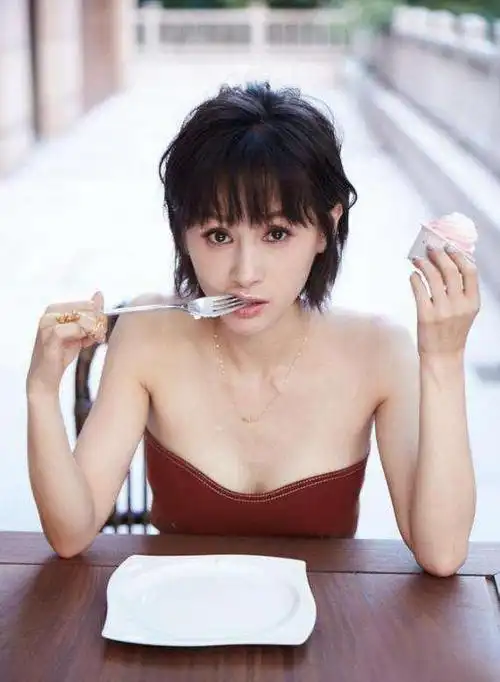 别看王子文挺瘦的,但肉都长在了对的地方,看过这些照片你就明白