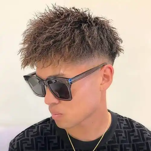 年轻男生的最爱发型,周边铲短头顶小波纹烫发,想不帅都难