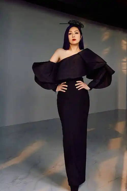 杨千嬅声生不息最新一期造型写真斜肩礼服高贵冷御气场足