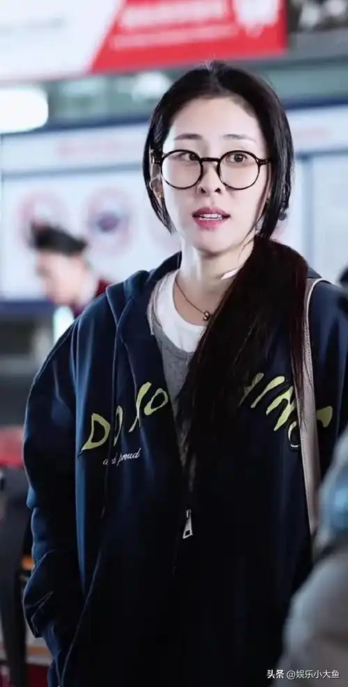张碧晨最新机场照,素颜皮肤依旧发得发光,35岁仍宛如少女,真的想不到