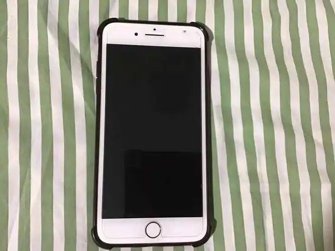 iphone 8p1.jpg