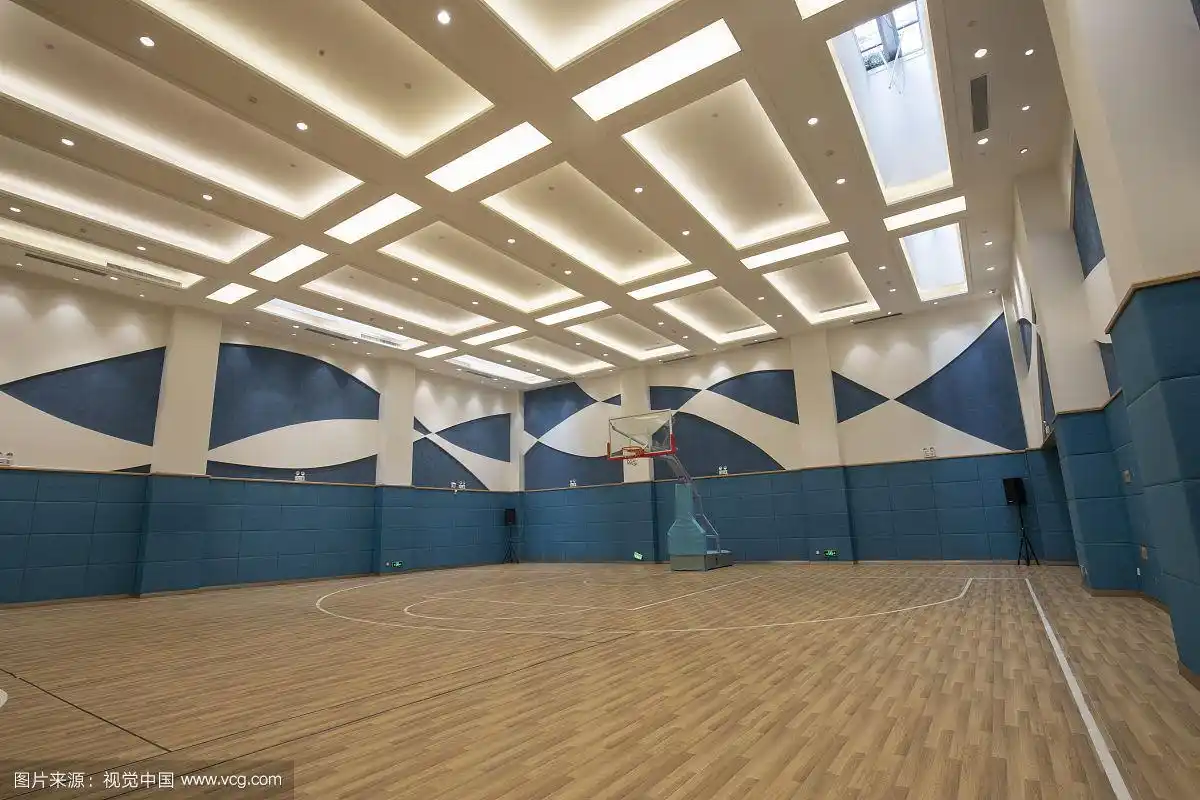 空旷的室内篮球场