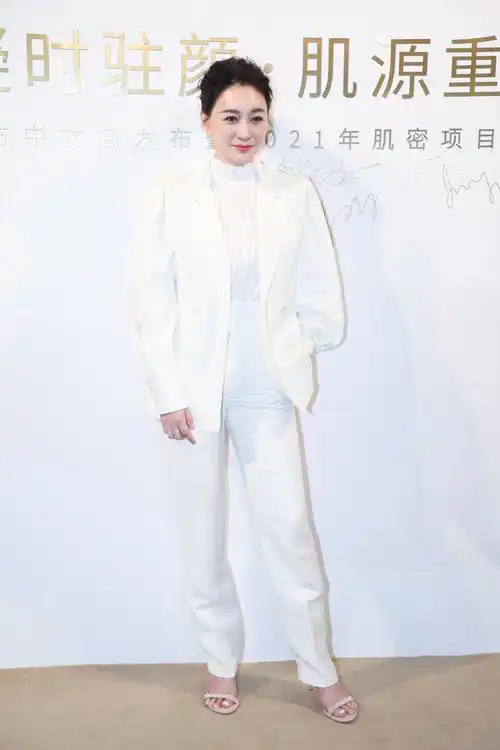 李小冉白色西装大气干练现身品牌活动