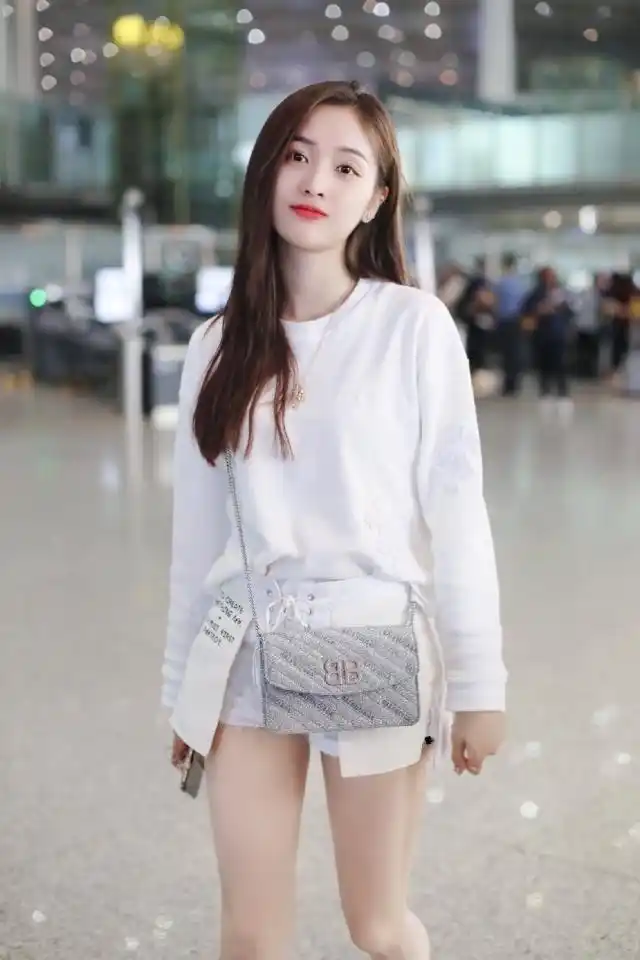 吴宣仪又为时尚做贡献,白色长t搭"八字"热裤亮相,美得很特别