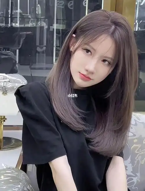 这颜色染完减龄效果好好哦 发型也显得轻盈