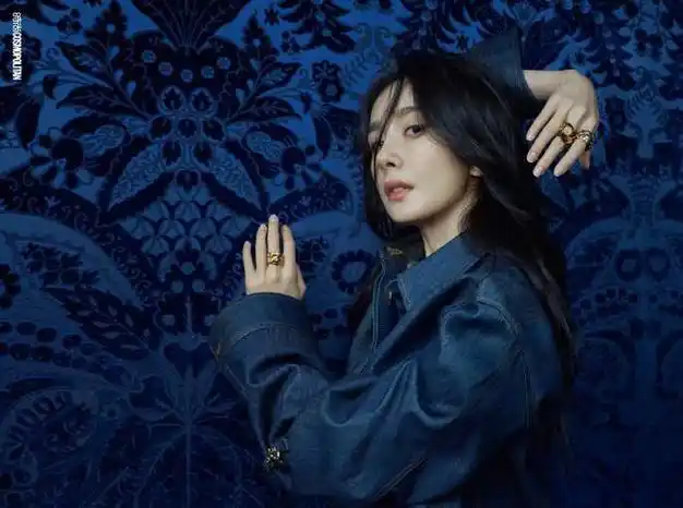 杨幂再登杂志封面清纯甜美有活力小露香肩性感撩人