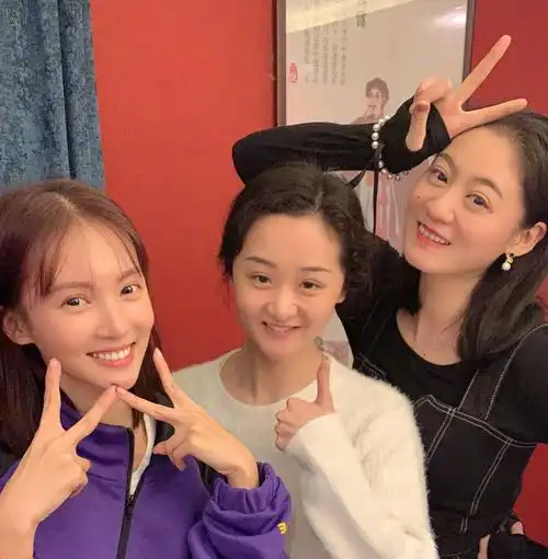 金晨晒与中专同学聚会照,大家手舞足蹈,满满的回忆