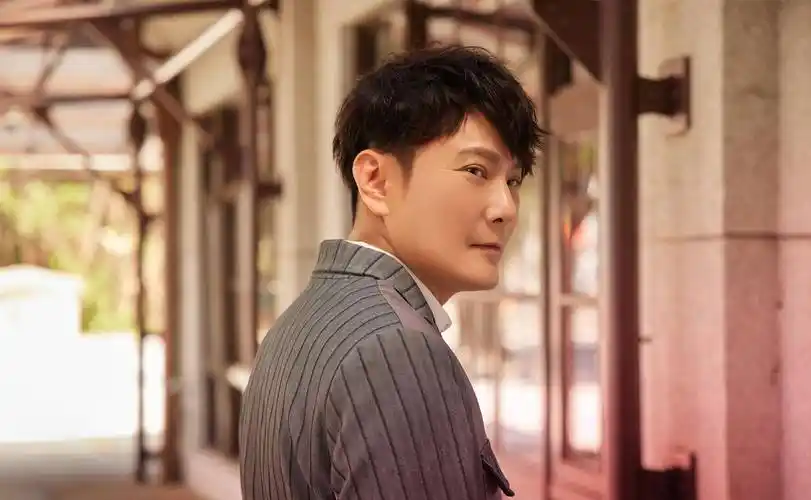 28年前,那个唱"爱如潮水"的张信哲,怎么突然不"红"了?