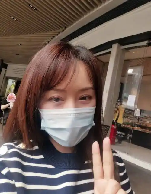 杨钰莹50岁还不见老,穿条纹上衣减龄又甜美,连素颜都这么秀丽!