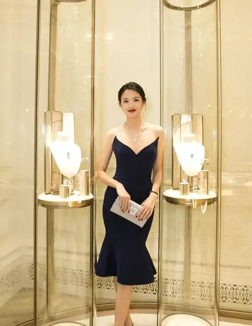 美丽的世界小姐,张梓琳身穿鱼尾裙时尚美拍_网易订阅