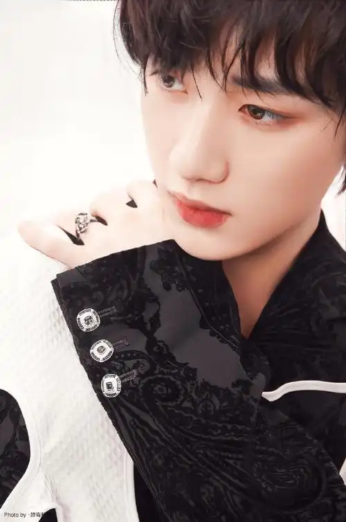 丁程鑫超话|#丁程鑫 花儿与少年#「 丁程鑫 · 梦境之物 」@时代少年