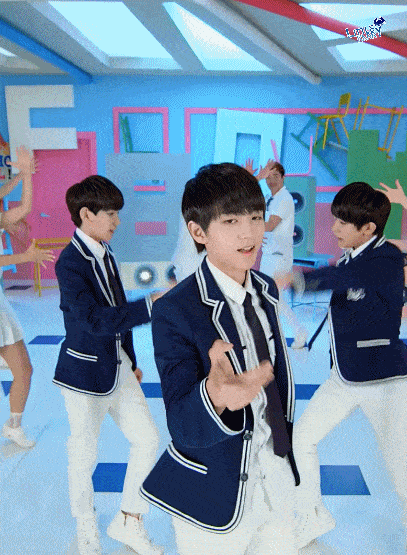 王俊凯动图看到啊第八张我晕倒了