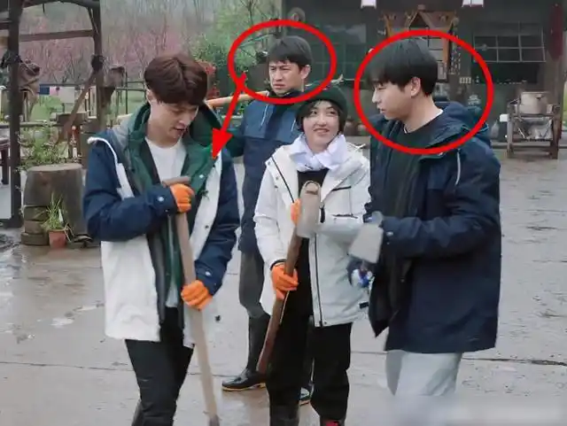 张艺兴靠着张子枫拍照,亲密接触被彭昱畅巧妙避开,吃醋了?