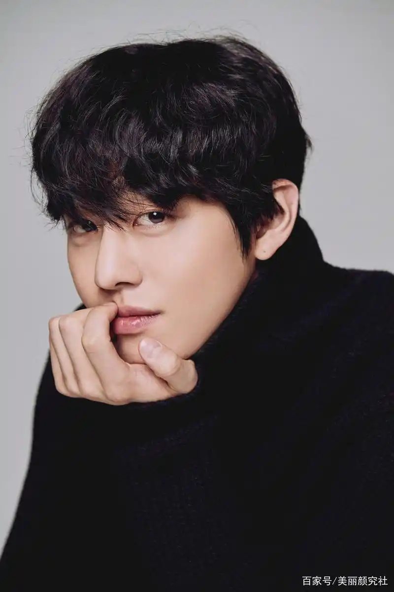 这3位韩国男演员,不"内卷"身材就算了,居然还扎堆"发面"了