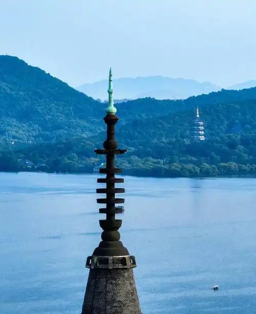 西湖是杭州的标志性景点,拥有着众多的风景建筑和值得游玩的地方.