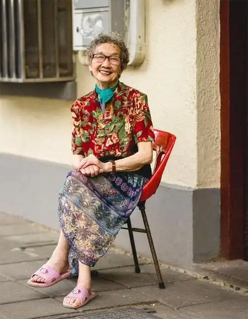 上海街头老太太优雅穿搭:衣装干净,发花白,仍然典雅