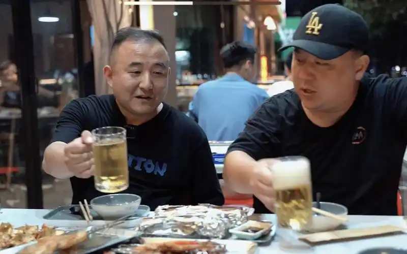 夏天夜晚路边摊喝酒,海鲜烧烤小龙虾,3个酒鬼先啤后白喝爽了_哔哩哔哩