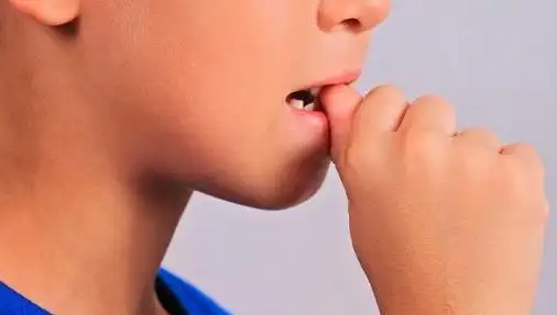 的习惯,孩子的好奇心"作祟"便开始模仿小伙伴,体会一下啃手指的"乐趣"