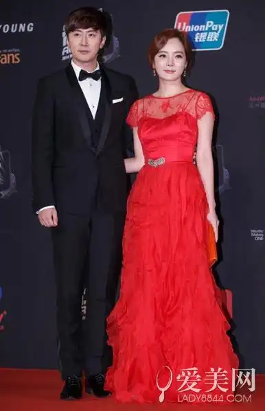 mama颁奖典礼韩国女星美艳红毯照