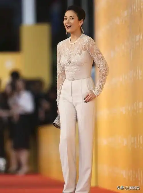 45岁章子怡现身,穿黑纱秒杀森林北,网友:有种重生的美