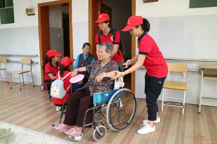 图为经管系学生志愿者们正在帮助奶奶