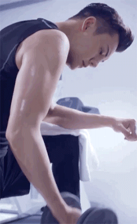 陈伟霆健身肌肉微笑gif动图_动态图_表情包下载_soogif