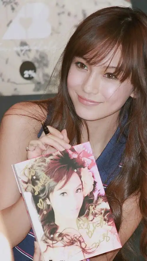 说是baby的颜值巅峰也不为过扎起大光明来还有几分媚版张柏芝的韵味这