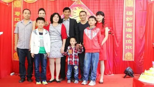 时隔28年,这张全家福就有9个人了!再添一个女儿就十全十美了!