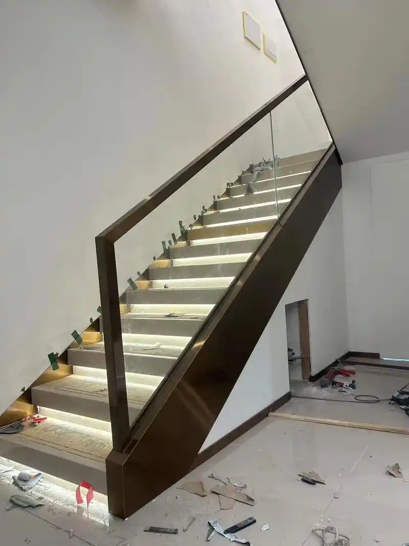 8夹8超白玫瑰金玻璃楼梯扶手包边#楼梯玻璃扶手效果图 - 抖音