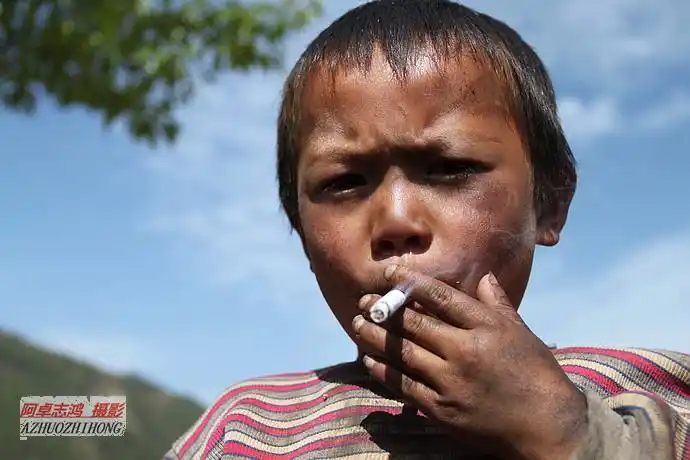 六岁男童烟龄已达两年!(组图)