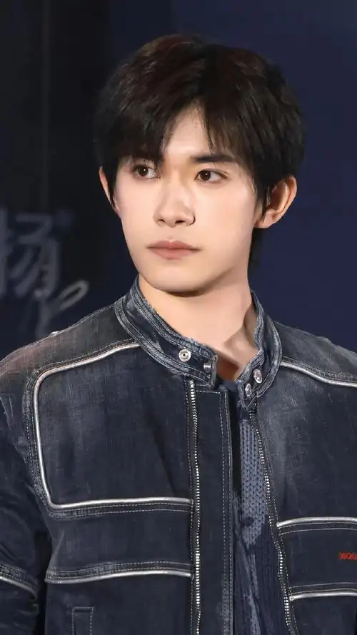 易烊千玺破洞针织内搭