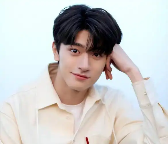 凭颜值吸粉无数与胡歌同公司25岁的林一终于要火了