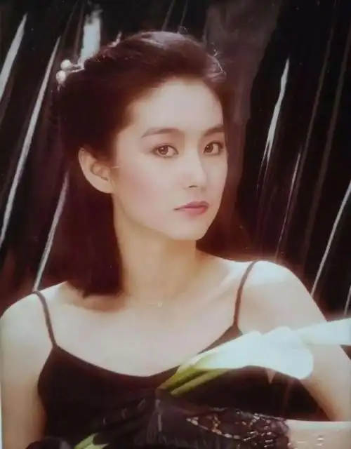 林青霞的时尚穿搭,跨越30多年依旧摩登高级,美得惊艳了时光_网易订阅