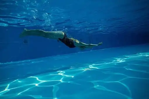 女13游泳水下摄影