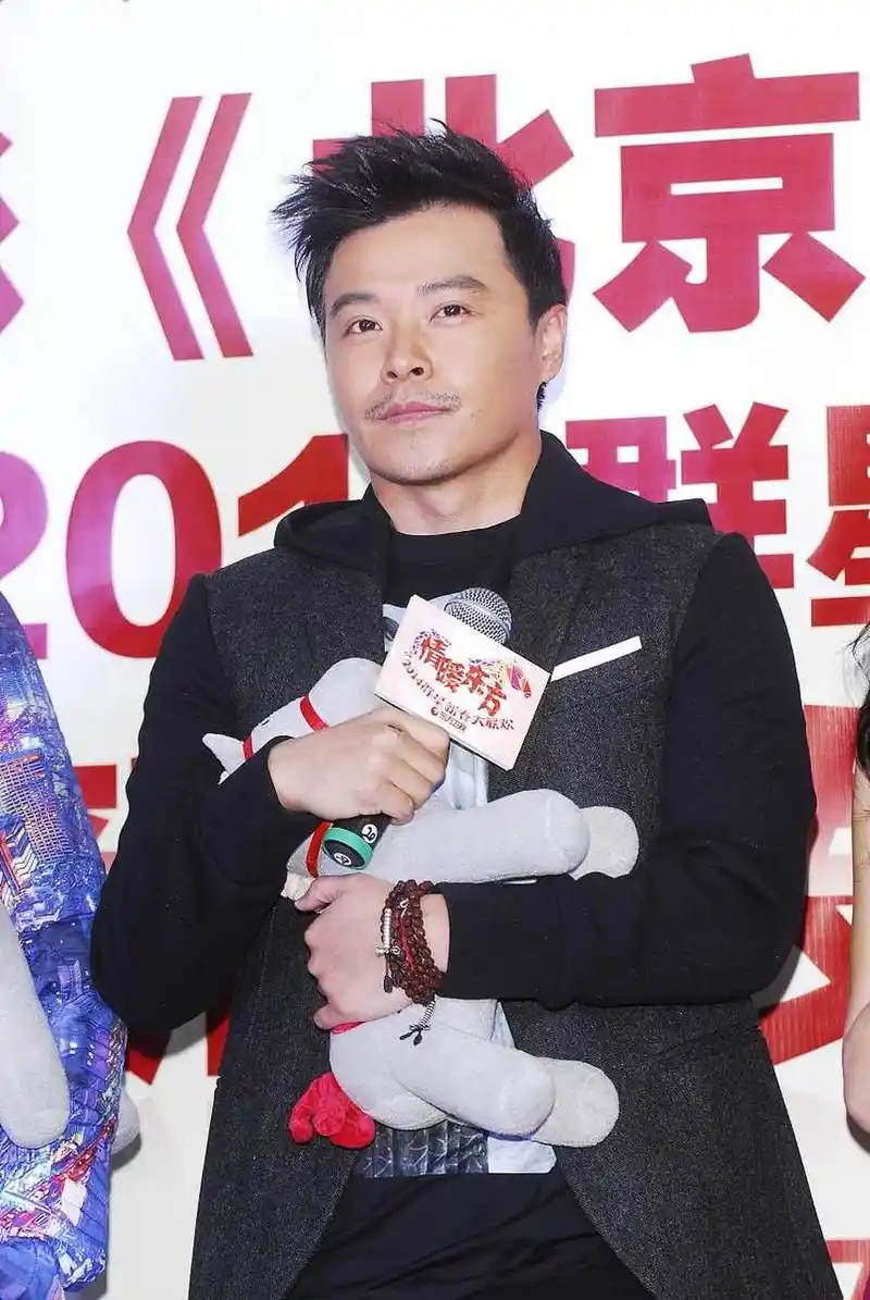 近日,著名导演陈思诚与一位年轻小21岁的新女友的恋情成为焦点.