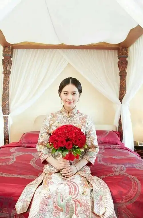 刘诗诗在婚礼上换了五套造型,每一套都很迷人