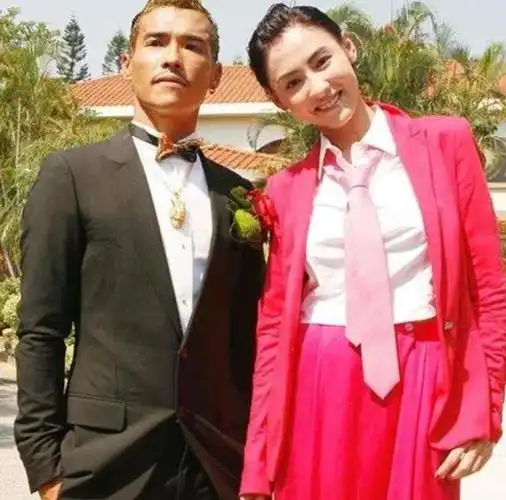 王菲谢霆锋:多次刻意机场秀恩爱背后,疑似财务危机喘不过气?