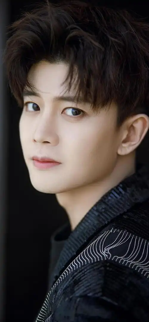 壁纸:任嘉伦美图