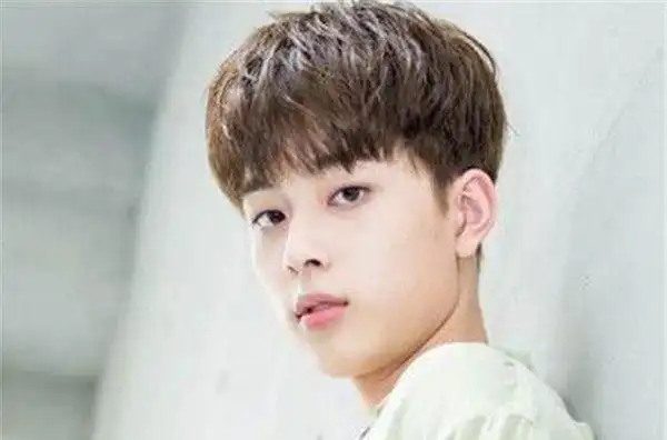 最流行男学生发型让小男生们也可以变潮人