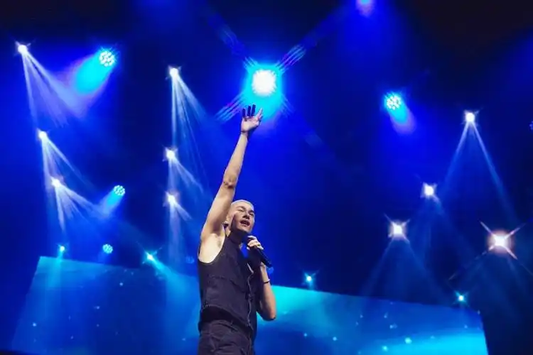 满足所有需要!米卡1st 曼谷fm:帅气,有趣,让耳朵镀了金的美