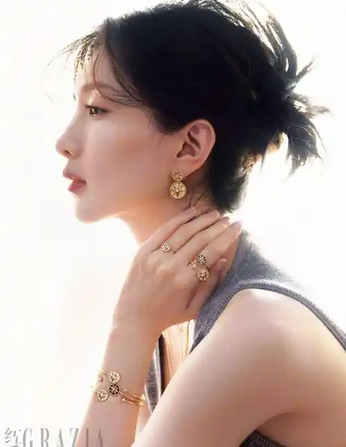 你觉得江疏影哪个look最美呢?快来评论区和我们互动吧!