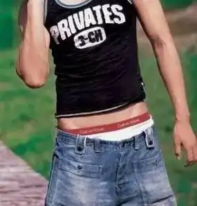 低腰裤露内裤边蛋蛋的幽桑……尴尬辣眼睛看到了都替他们难受紧身裤呸