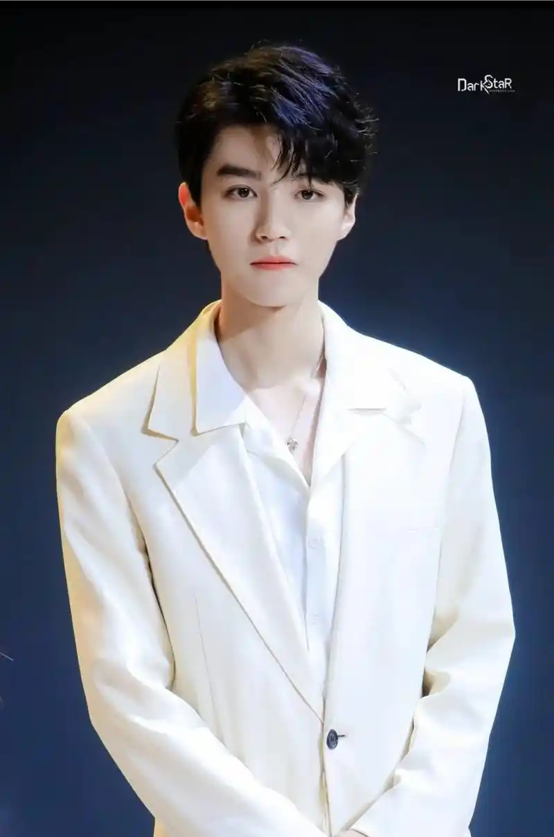 出场一次 惊艳一次#王俊凯 #西装杀 - 抖音