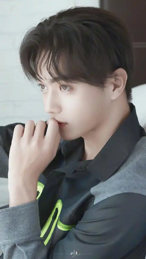 许凯#夏天有着迟暮的霞光正如晚来的你皆是笑意@许凯soso今日份壁浇