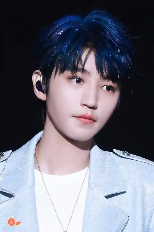 王俊凯愚人节团建生图##愚人节站姐团建