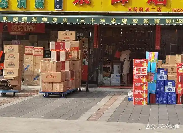 安徽六安:走亲访友拎箱酒 大街小巷美酒飘香