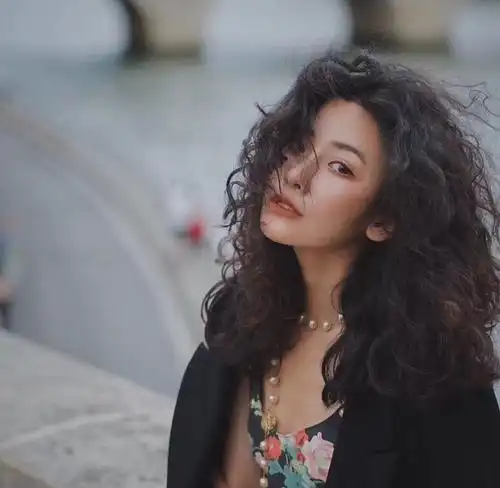 港风一般都是这几种发型,复古明艳很有气质,氛围感超强!